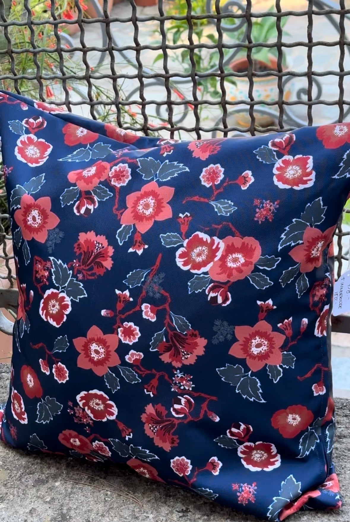 Kuddfodral röd blomma blå grund vattenavstötande tyg