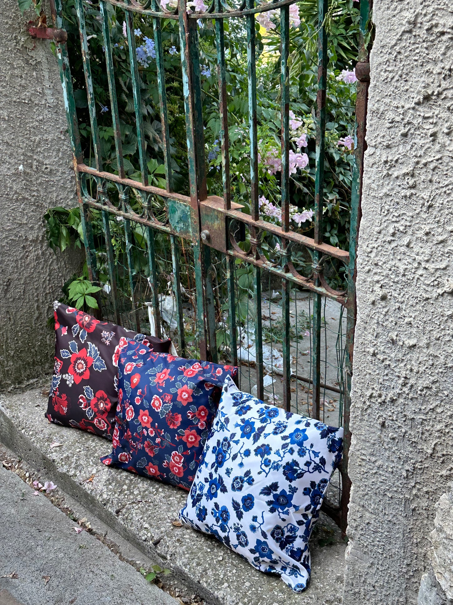 Kuddfodral röd blomma brun grund vattenavstötande tyg