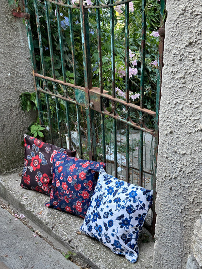 Kuddfodral röd blomma brun grund vattenavstötande tyg