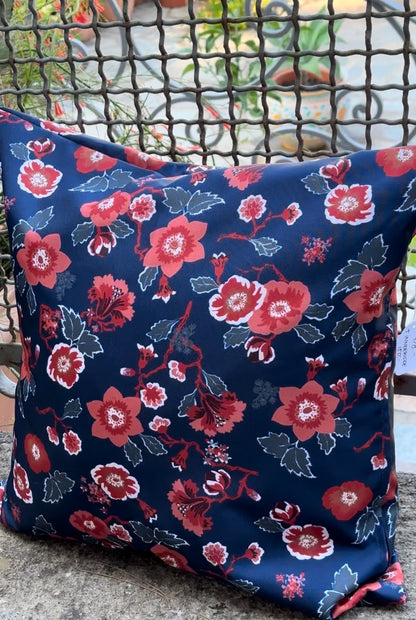 Kuddfodral röd blomma blå grund vattenavstötande tyg