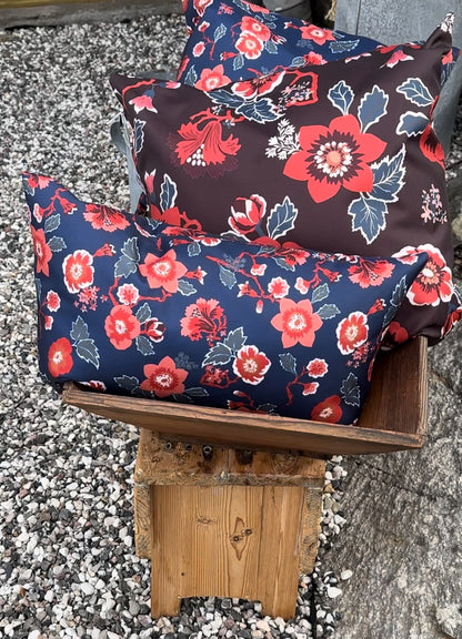 Kuddfodral röd blomma brun grund vattenavstötande tyg