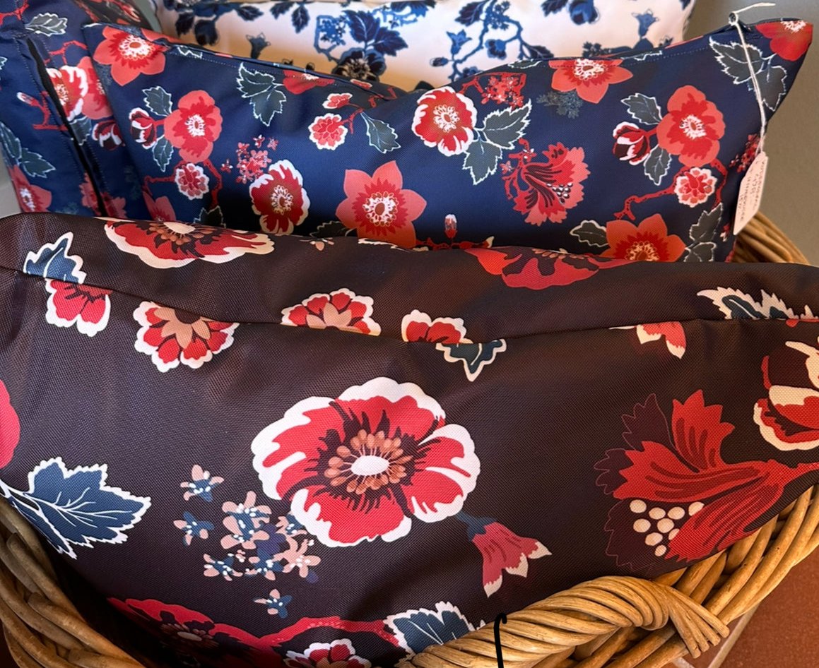 Kuddfodral röd blomma brun grund vattenavstötande tyg